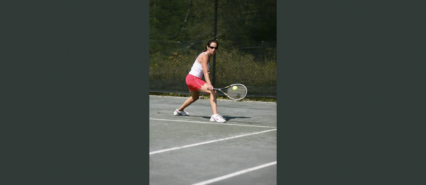 woman playing tennis