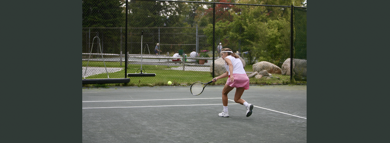 woman playing tennis