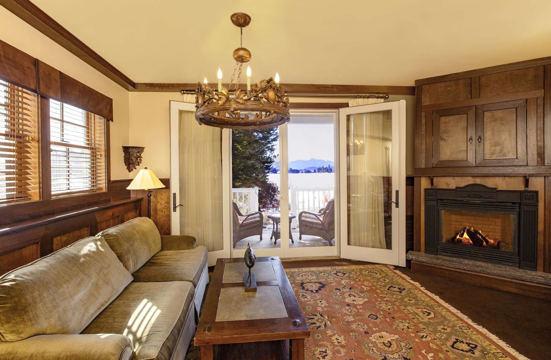 Colonial house room
